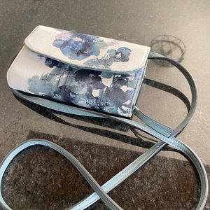 Gorgeous Vera Wang Crossbody purse!